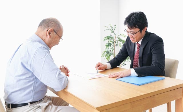 東京都北区の葬儀社ケアーズコーポレーションで打ち合わせしている様子