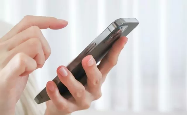 東京都北区の葬儀社ケアーズコーポレーションに電話している様子